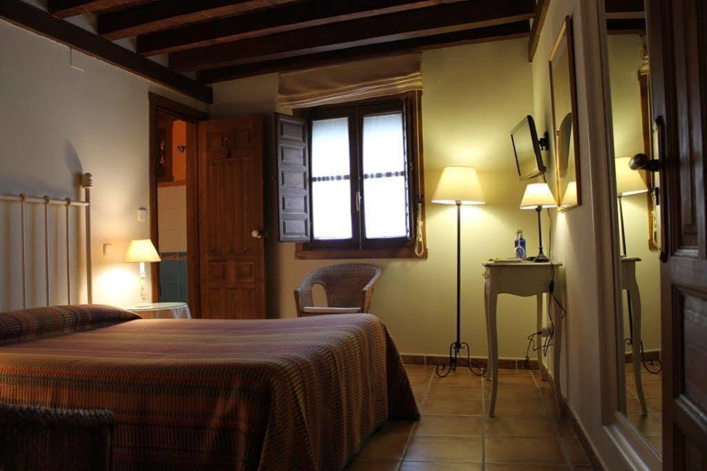 Hostal Rural Luna Y Hostal Rural Lunaposada Candeleda Exteriör bild