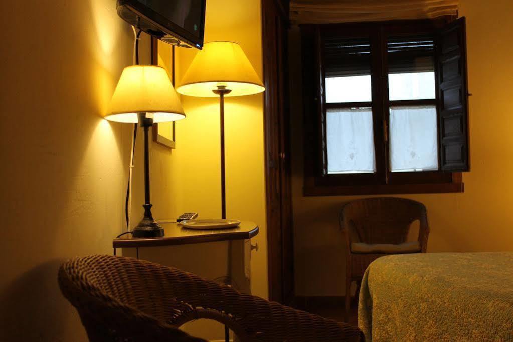 Hostal Rural Luna Y Hostal Rural Lunaposada Candeleda Exteriör bild